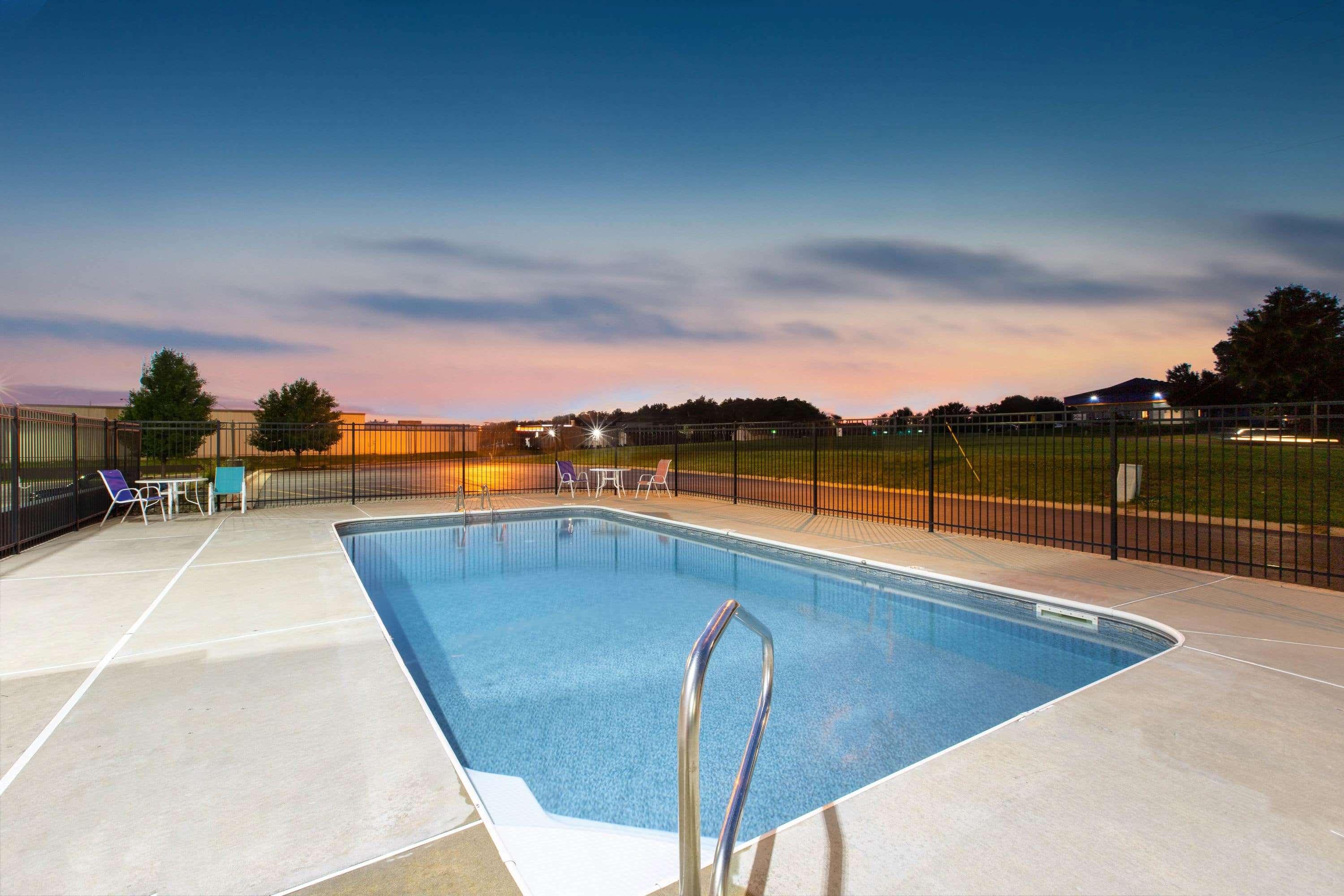 La Quinta By Wyndham Blue Springs Hotel Exterior photo