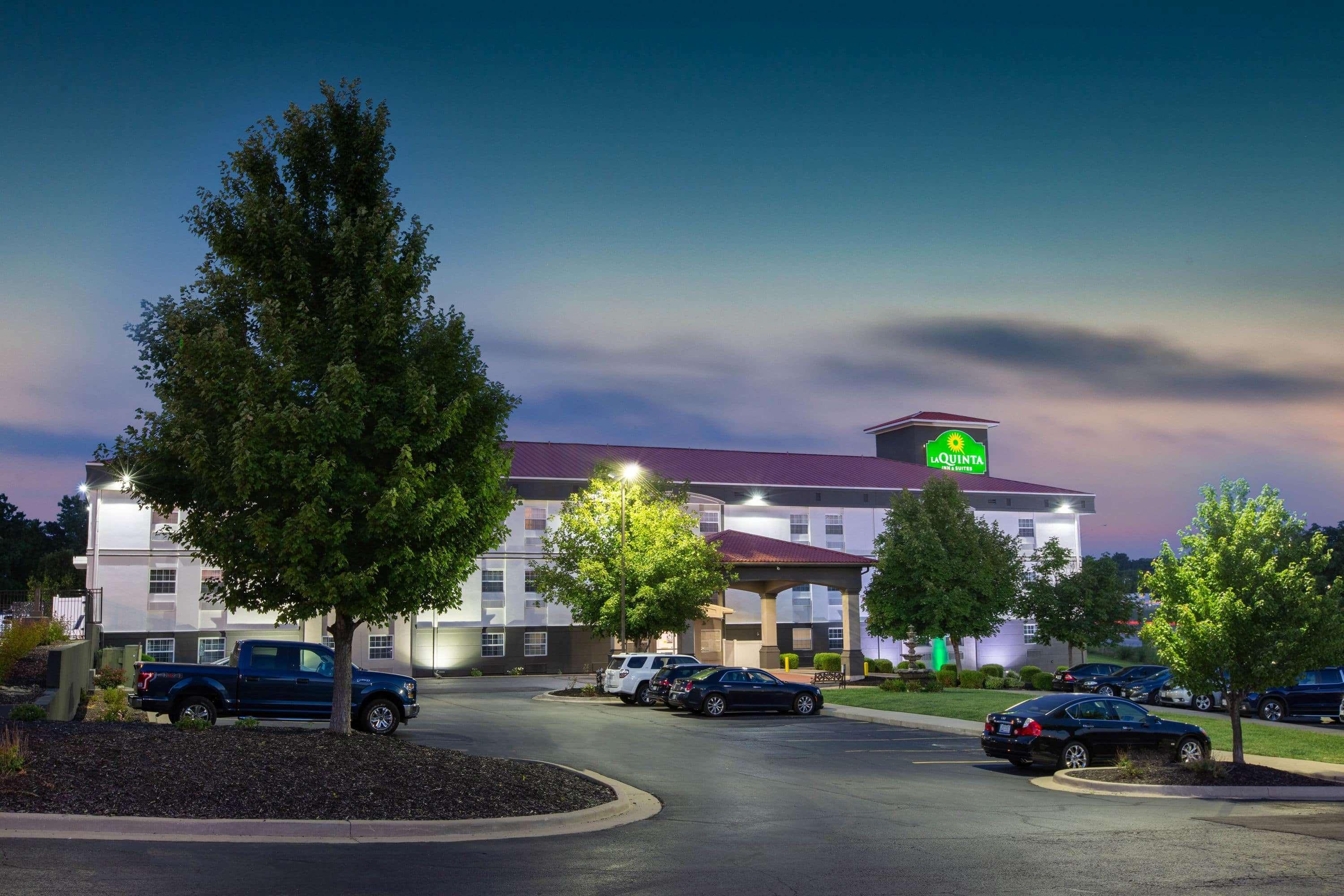 La Quinta By Wyndham Blue Springs Hotel Exterior photo