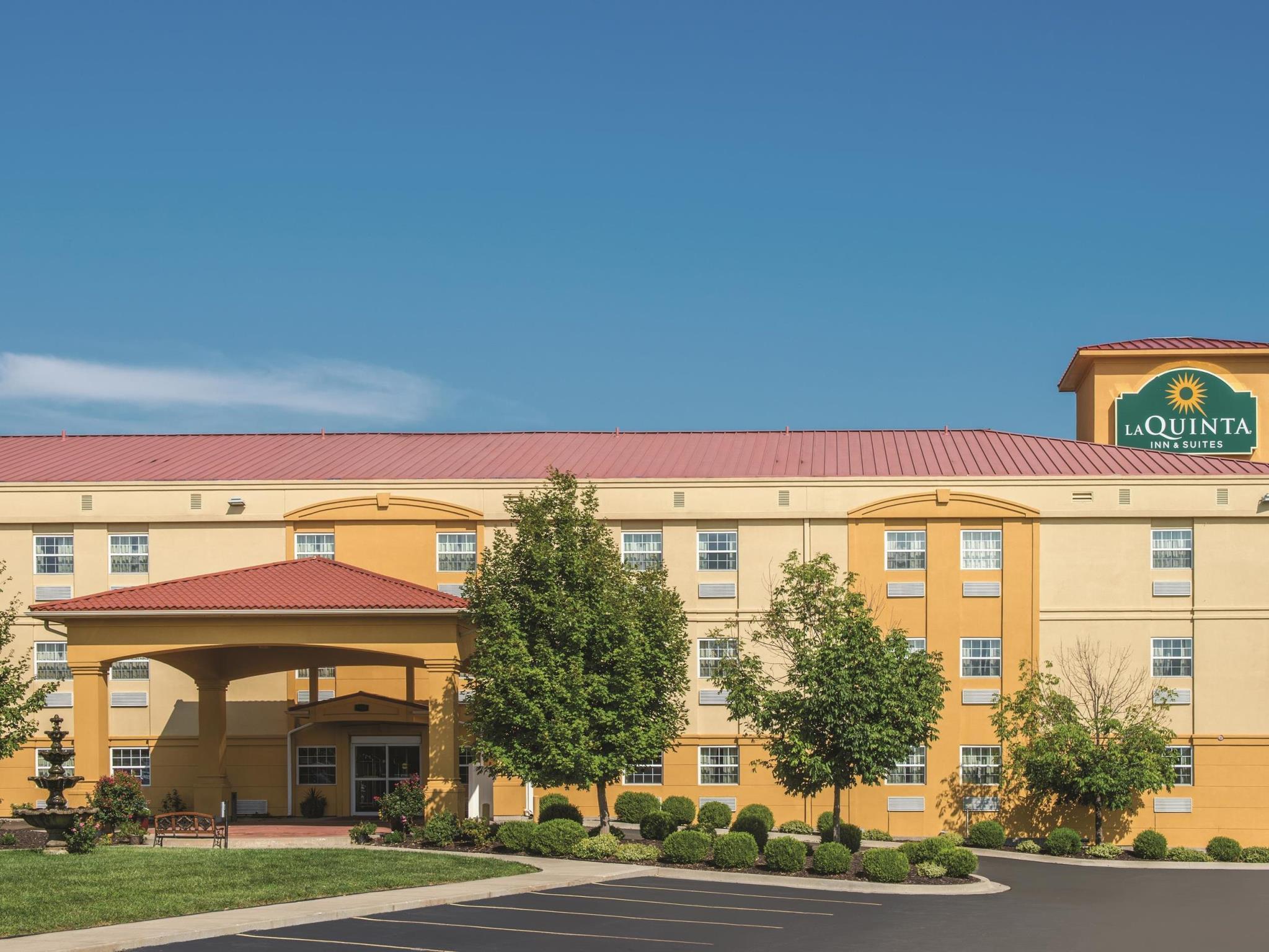 La Quinta By Wyndham Blue Springs Hotel Exterior photo