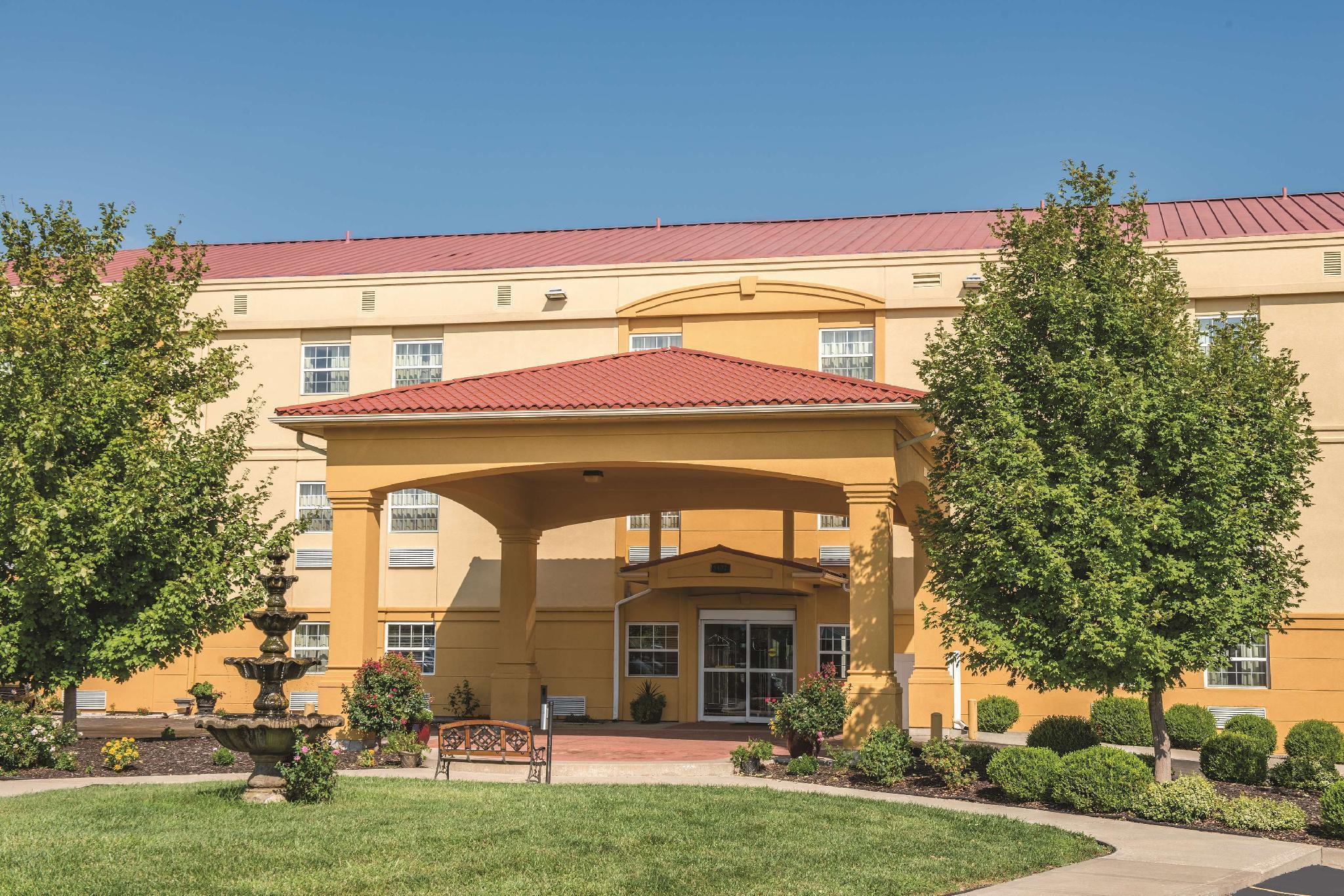 La Quinta By Wyndham Blue Springs Hotel Exterior photo