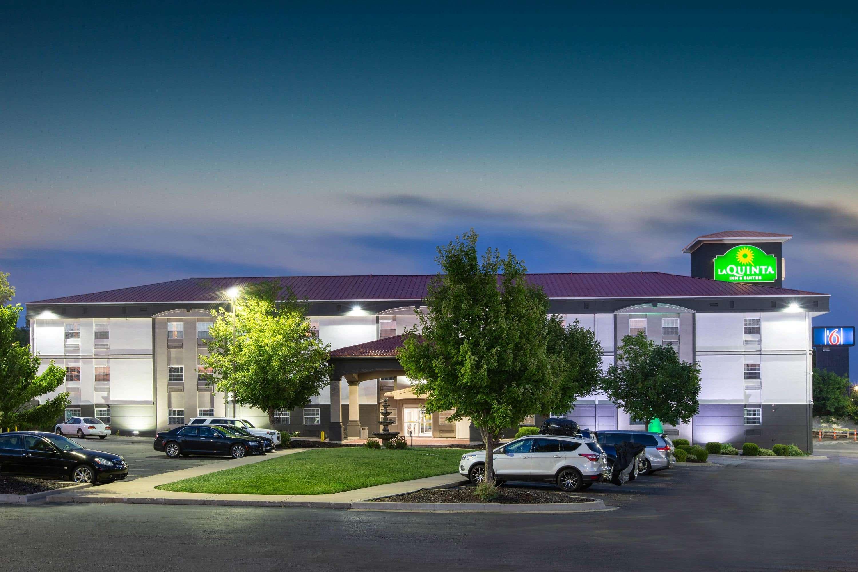 La Quinta By Wyndham Blue Springs Hotel Exterior photo